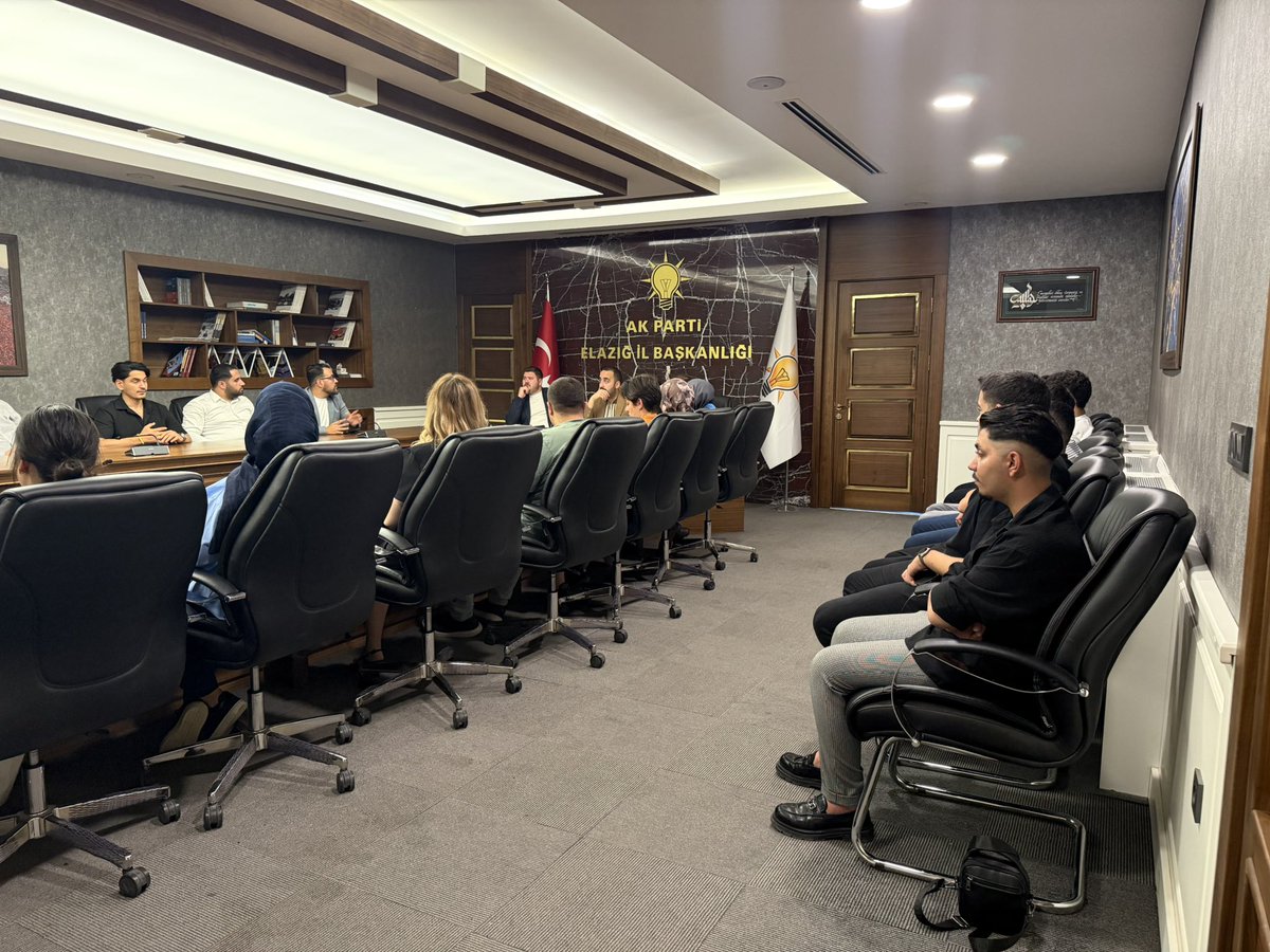 akgenclikelazig's tweet photo. MKYK üyemiz, Teşkilat Başkan Yardımcımız ve Bölge Koordinatörümüz Sn. Samed Seddar Tercan, MKYK Üyemiz Sn. Ömer Faruk Demirel ve İl Gençlik Kolları Başkanımız Sn. Koray Adsız; Yönetim Kurulu Toplantımızı gerçekleştirdi.

Toplantımızda teşkilat çalışmalarımızı değerlendirirken, 26 Ağustos Malazgirt Zaferi Anma Programı hakkında da istişarelerde bulunuldu.

Birlik, beraberlik ve istişare kültürümüzle çalışmalarımıza kararlılıkla devam ediyoruz.

@avyusufibis 
@osmannazlier 
@SamedTercan 
@isselmanoglu23 
@korayadsiz