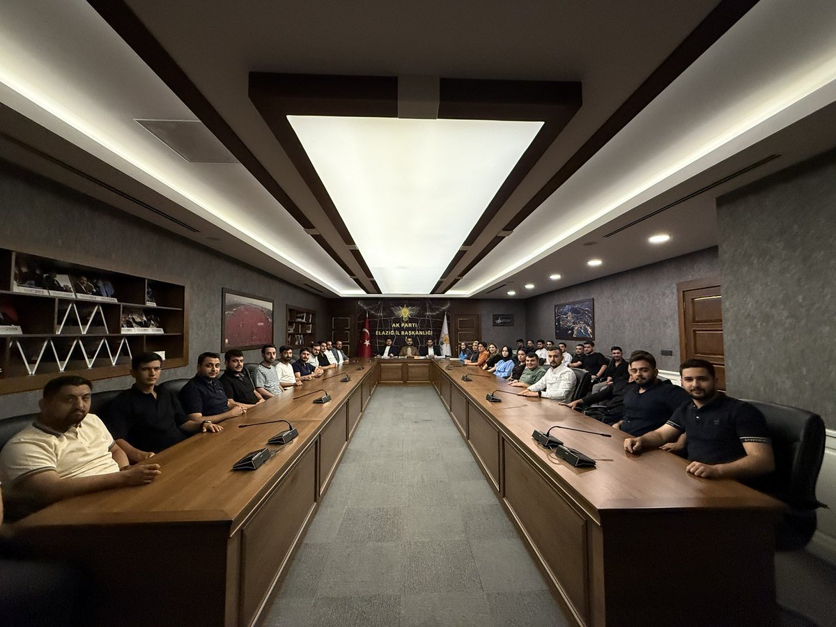 akgenclikelazig's tweet photo. MKYK üyemiz, Teşkilat Başkan Yardımcımız ve Bölge Koordinatörümüz Sn. Samed Seddar Tercan, MKYK Üyemiz Sn. Ömer Faruk Demirel ve İl Gençlik Kolları Başkanımız Sn. Koray Adsız; Yönetim Kurulu Toplantımızı gerçekleştirdi.

Toplantımızda teşkilat çalışmalarımızı değerlendirirken, 26 Ağustos Malazgirt Zaferi Anma Programı hakkında da istişarelerde bulunuldu.

Birlik, beraberlik ve istişare kültürümüzle çalışmalarımıza kararlılıkla devam ediyoruz.

@avyusufibis 
@osmannazlier 
@SamedTercan 
@isselmanoglu23 
@korayadsiz