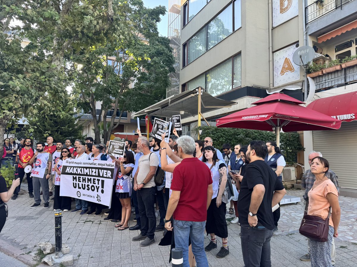 isciogrencibir's tweet photo. Melek Hotels Moda İşçilerinin eylemindeyiz. İşçiler açken patronlara huzur yok! https://t.co/kN7NBYMgP5