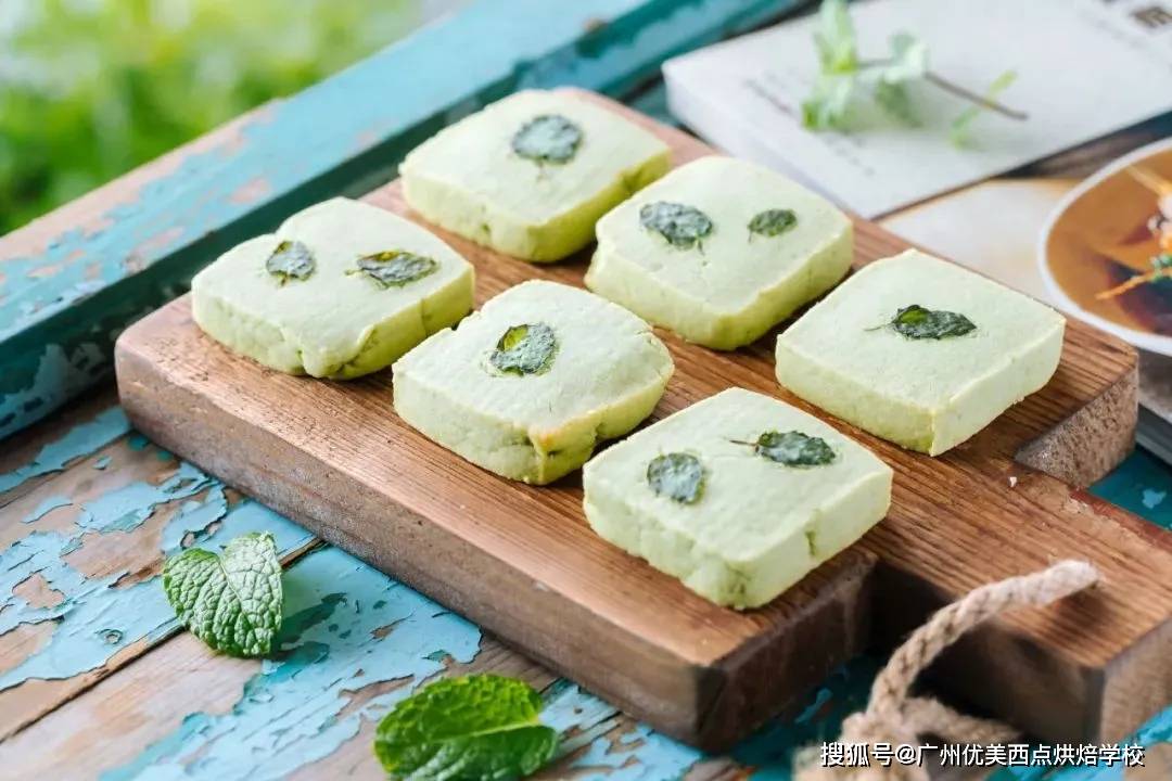 Edwinito3's tweet photo. Just shared my new favorite matcha cookies with the office crew! Crunchy, not too sweet, total vibe booster for this busy Friday https://t.co/pZZhrvLshX