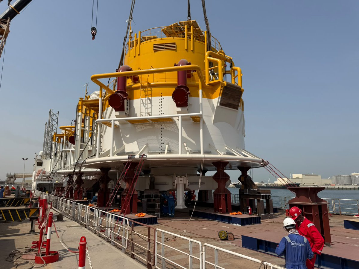 HoracioMarin_ok's tweet photo. Quiero compartirles una buena noticia. Las dos monoboyas del proyecto VMOS ya cruzaron el Estrecho de Ormuz y avanzan rumbo a Punta Colorada, Río Negro, donde llegarán a finales de octubre para completar la obra marina.

El cruce representa uno de los tramos más críticos del traslado y confirma que la obra sostiene el cronograma previsto. 

Cada vez falta menos para que todo el potencial de Vaca Muerta se transforme en más producción, más exportaciones y más trabajo para los argentinos.

#YPF #EnergíaArgentina #YPFClaseMundial #VMOS
