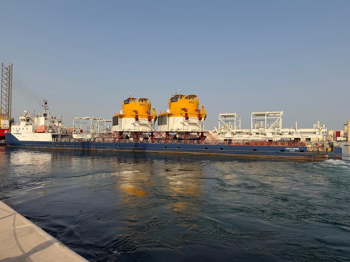 HoracioMarin_ok's tweet photo. Quiero compartirles una buena noticia. Las dos monoboyas del proyecto VMOS ya cruzaron el Estrecho de Ormuz y avanzan rumbo a Punta Colorada, Río Negro, donde llegarán a finales de octubre para completar la obra marina.

El cruce representa uno de los tramos más críticos del traslado y confirma que la obra sostiene el cronograma previsto. 

Cada vez falta menos para que todo el potencial de Vaca Muerta se transforme en más producción, más exportaciones y más trabajo para los argentinos.

#YPF #EnergíaArgentina #YPFClaseMundial #VMOS