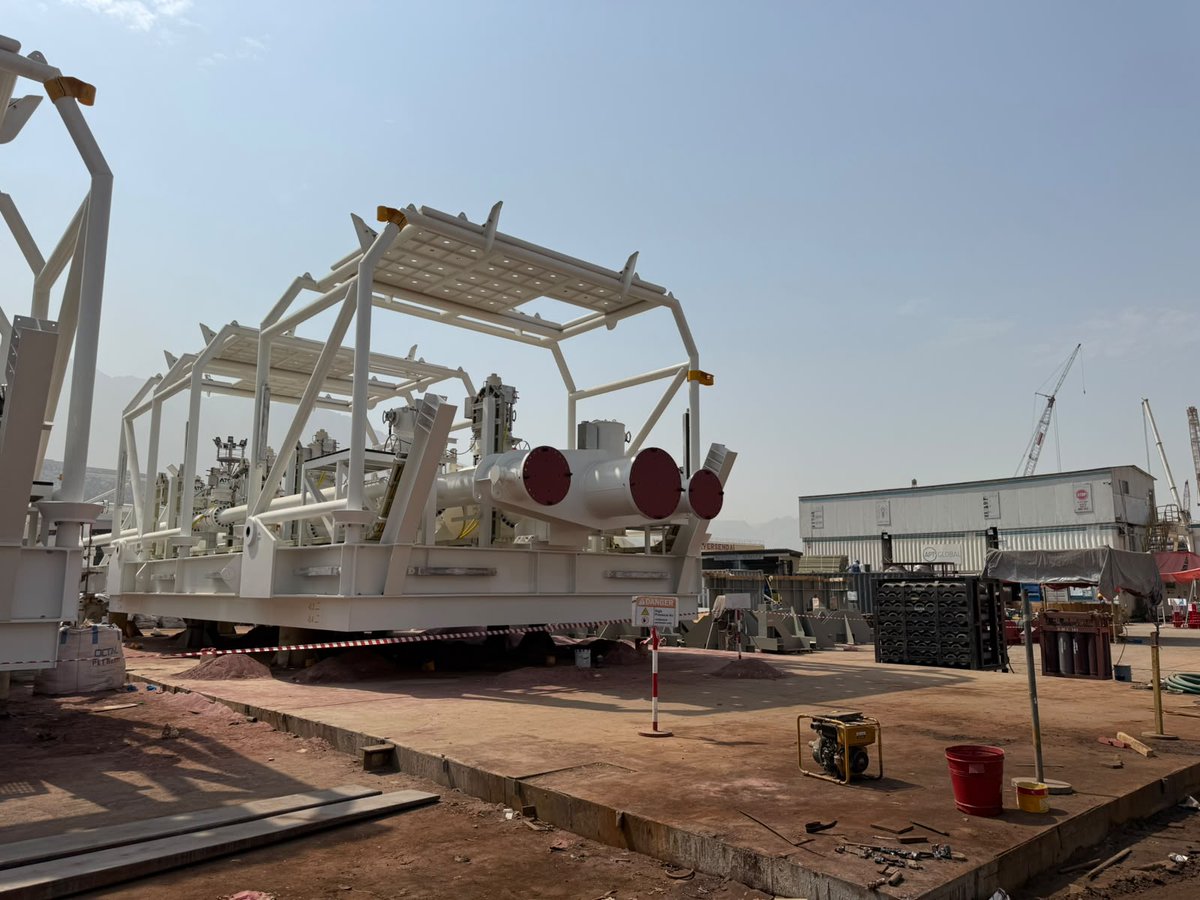 HoracioMarin_ok's tweet photo. Quiero compartirles una buena noticia. Las dos monoboyas del proyecto VMOS ya cruzaron el Estrecho de Ormuz y avanzan rumbo a Punta Colorada, Río Negro, donde llegarán a finales de octubre para completar la obra marina.

El cruce representa uno de los tramos más críticos del traslado y confirma que la obra sostiene el cronograma previsto. 

Cada vez falta menos para que todo el potencial de Vaca Muerta se transforme en más producción, más exportaciones y más trabajo para los argentinos.

#YPF #EnergíaArgentina #YPFClaseMundial #VMOS