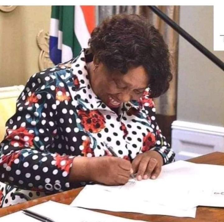 SimelaneSqalo's tweet photo. @Iam_Gadifele Iy'nkulumo zakho njalo nje  ziyasoleka😂 https://t.co/NXyQmo3E9h
