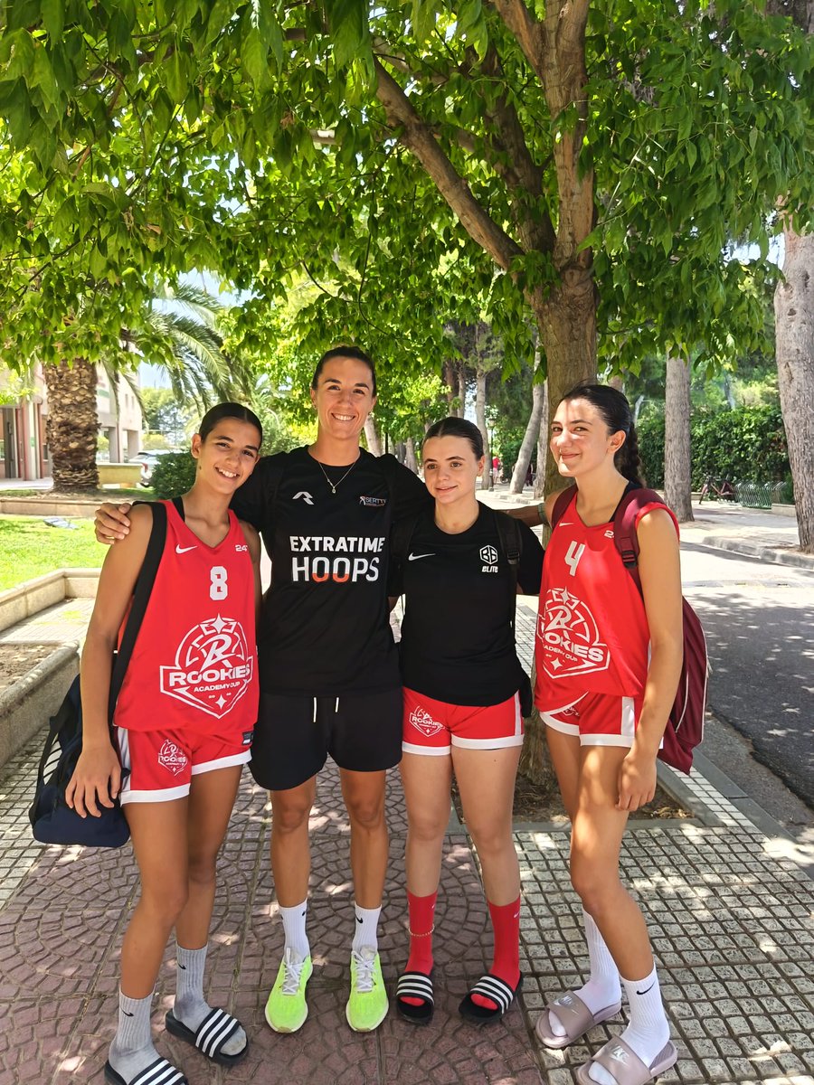 cbsfemenino's tweet photo. 🌍🏀 #CBSFPorElMundo
Este verano, nuestras canteranas Alba Cid, Irene Alves y Alba Espinosa disfrutaron de la Rookies Academy Cup y compartieron un momento especial con la internacional Queralt Casas
Aunque no llevaban nuestros colores, ¡no podíamos dejar pasar esta foto https://t.co/33Fa84dWtZ