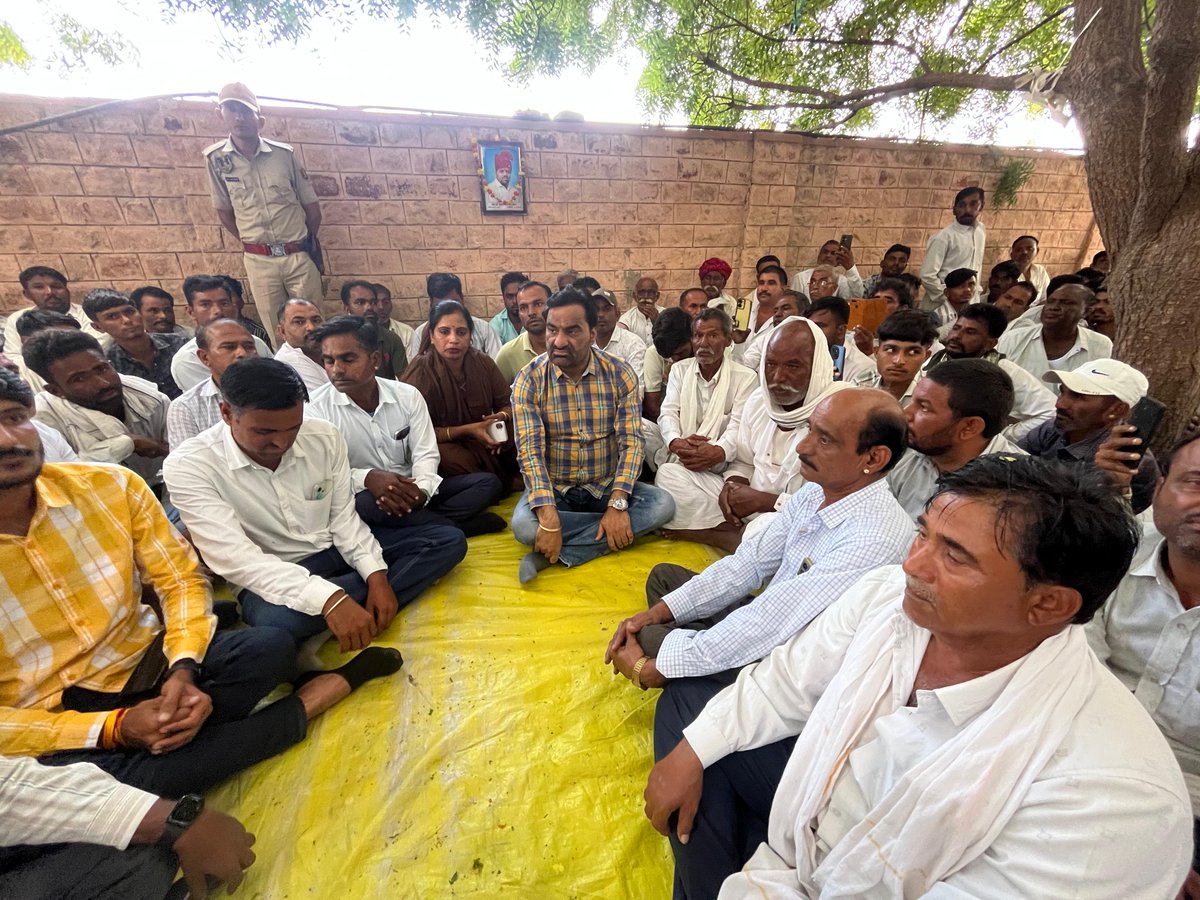 hanumanbeniwal's tweet photo. नागौर जिला अस्पताल की मोर्चरी के बाहर दिवंगत सुखाराम मेघवाल की मृत्यु के मामले में न्याय की मांग को लेकर धरने पर बैठे पीड़ित परिजनों एवं मेघवाल समाज सहित विभिन्न समाजों के लोगो से मुलाकात की। राष्ट्रीय लोकतांत्रिक पार्टी परिवार के सदस्य भी पीड़ित पक्ष के साथ लगातार धरने पर बैठे हैं।
मैंने दिवंगत सुखराम मेघवाल के पिताजी से मुलाकात कर उन्हें ढांढस बंधाया और इस दुःख की घड़ी में पीड़ित परिवार के साथ मजबूती से खड़े रहने का भरोसा दिलाया।