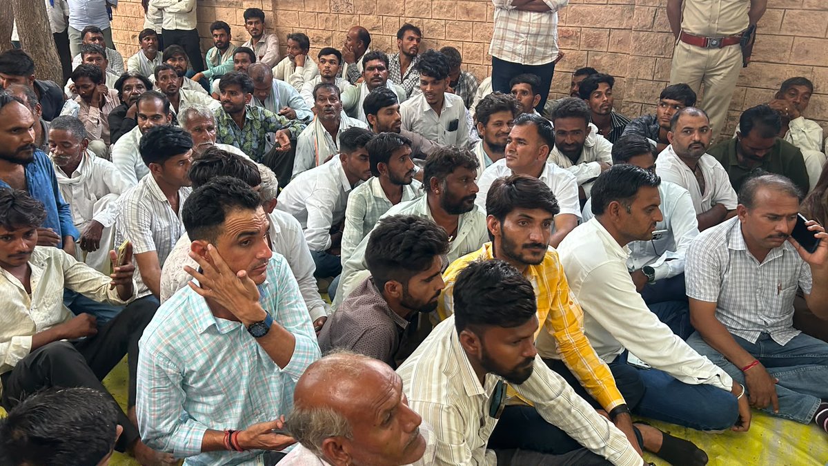 hanumanbeniwal's tweet photo. नागौर जिला अस्पताल की मोर्चरी के बाहर दिवंगत सुखाराम मेघवाल की मृत्यु के मामले में न्याय की मांग को लेकर धरने पर बैठे पीड़ित परिजनों एवं मेघवाल समाज सहित विभिन्न समाजों के लोगो से मुलाकात की। राष्ट्रीय लोकतांत्रिक पार्टी परिवार के सदस्य भी पीड़ित पक्ष के साथ लगातार धरने पर बैठे हैं।
मैंने दिवंगत सुखराम मेघवाल के पिताजी से मुलाकात कर उन्हें ढांढस बंधाया और इस दुःख की घड़ी में पीड़ित परिवार के साथ मजबूती से खड़े रहने का भरोसा दिलाया।