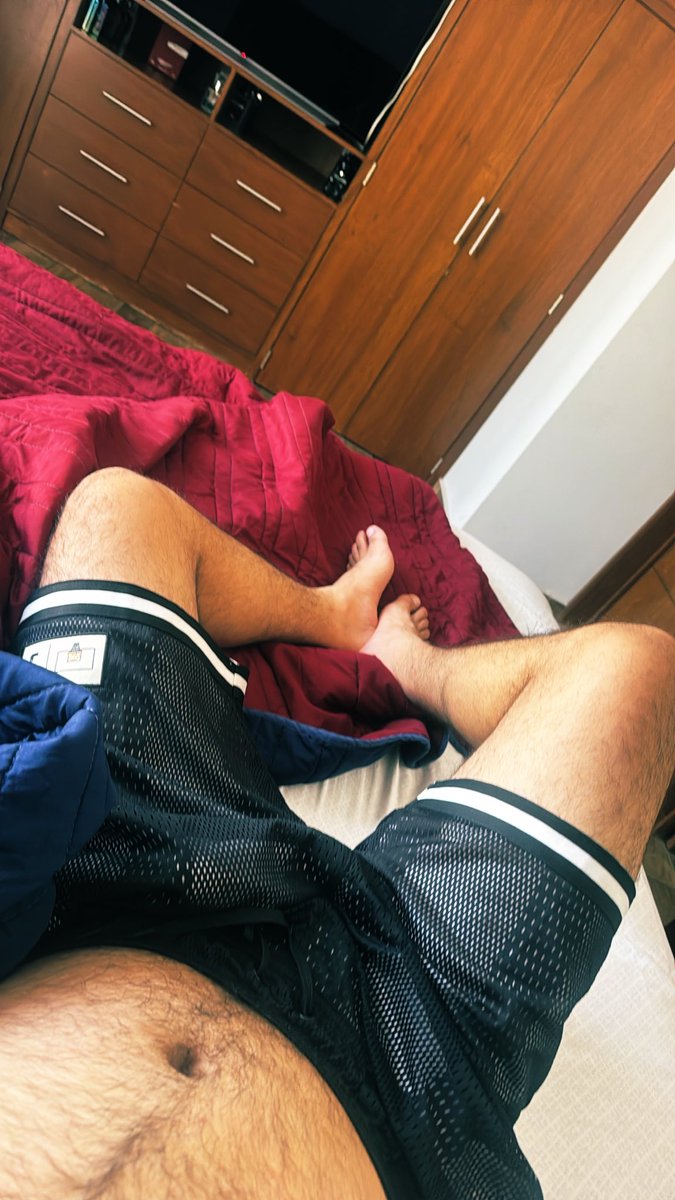 mr14095911's tweet photo. Hogar dulce hogar 🏠 #hairyman #panzon #pies #feetfetısh #footfetısh https://t.co/UqjPE7KNmP