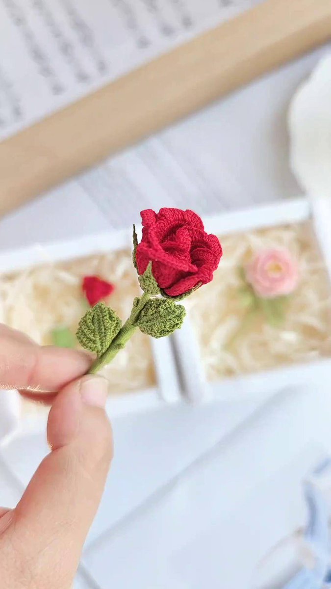 bougiebapchick's tweet photo. Just finished this cute felt flower brooch I made last night! Super cozy DIY project to chase away the midweek blues https://t.co/qjURYoiIAf