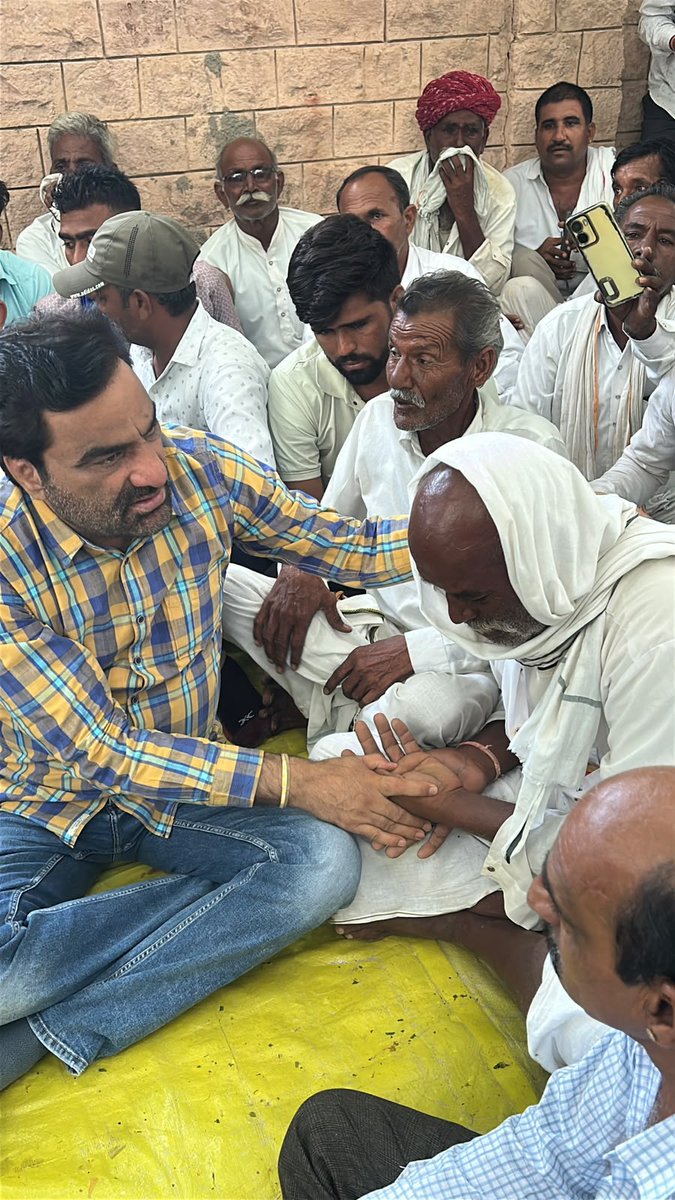 hanumanbeniwal's tweet photo. नागौर जिला अस्पताल की मोर्चरी के बाहर दिवंगत सुखाराम मेघवाल की मृत्यु के मामले में न्याय की मांग को लेकर धरने पर बैठे पीड़ित परिजनों एवं मेघवाल समाज सहित विभिन्न समाजों के लोगो से मुलाकात की। राष्ट्रीय लोकतांत्रिक पार्टी परिवार के सदस्य भी पीड़ित पक्ष के साथ लगातार धरने पर बैठे हैं।
मैंने दिवंगत सुखराम मेघवाल के पिताजी से मुलाकात कर उन्हें ढांढस बंधाया और इस दुःख की घड़ी में पीड़ित परिवार के साथ मजबूती से खड़े रहने का भरोसा दिलाया।