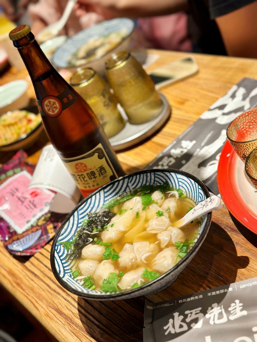 minguyen0701's tweet photo. Late-night snack run just hit different—steaming gyoza + cold beer, the kind that warms your bones when the city goes quiet. Small bites, big comfort for 2 a.m. wanderers. https://t.co/aW56UUZzbl