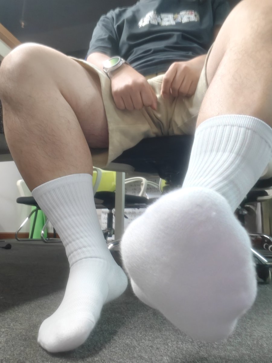 konghai1994's tweet photo. 工作日新白袜穿搭计划Day4
最近几天最喜欢的款式，又白又欲
#白袜 #白袜控 #白袜穿搭 
#白袜男孩 #白袜子 https://t.co/pDmkQJfQuh
