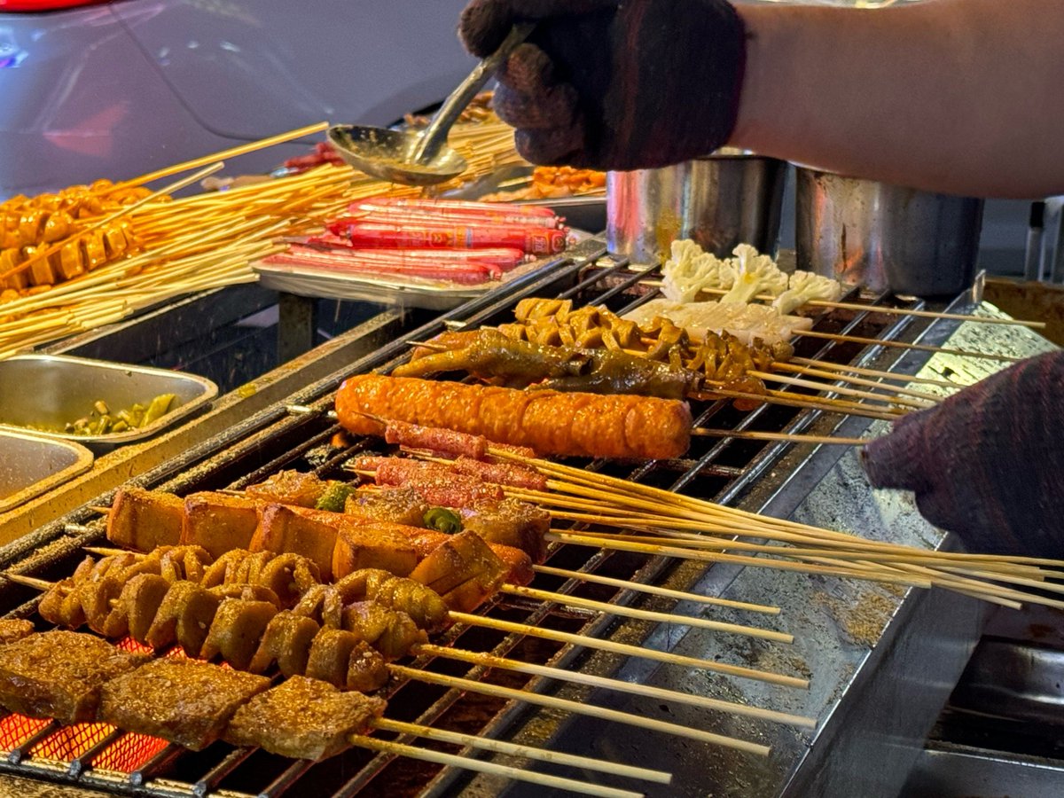 FalcettiDerrick's tweet photo. [Craving a late-night snack Just grabbed a crispy, savory fried meat skewer from the street stall—hot, juicy, and perfect for a quick joy fix!]， https://t.co/ifNTfCEp9h
