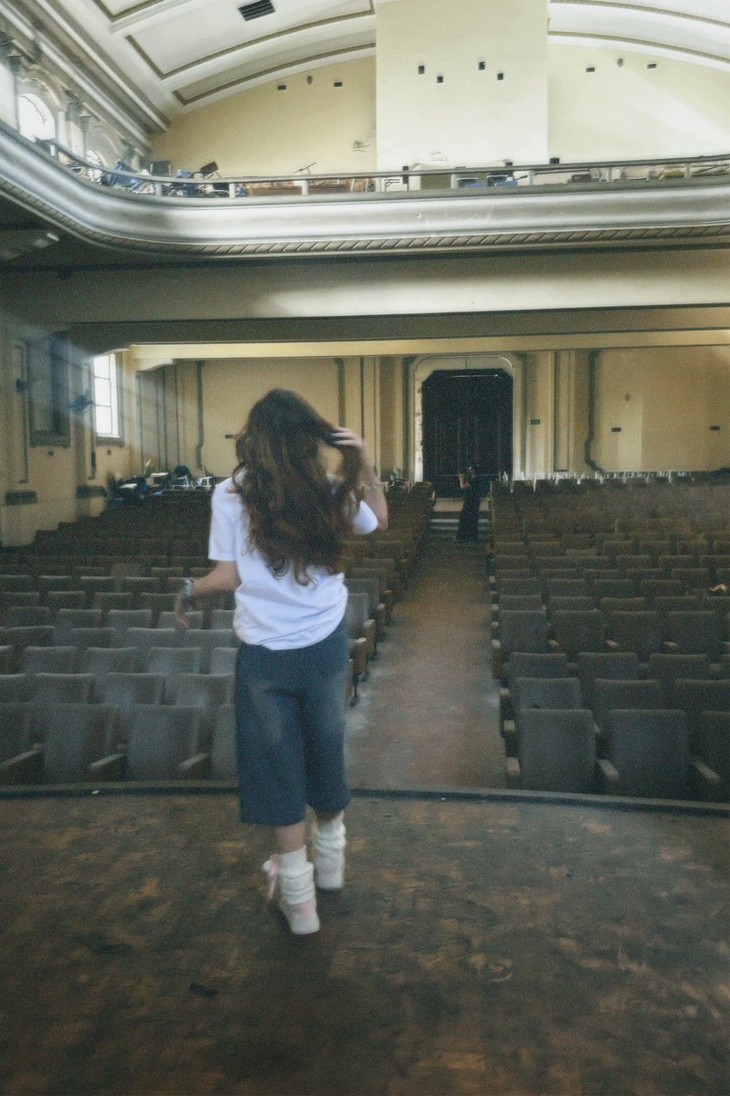 tsukiningyo's tweet photo. visita no teatro abandonado da minha faculdade https://t.co/pzvAqdGHQk