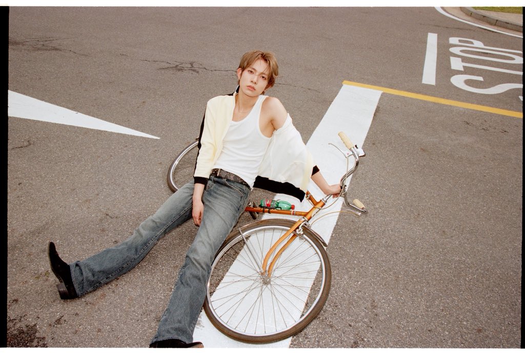 kirarijay's tweet photo. they’re looking at heeseung waiting for him to join back enhypen waiting in their bicycles 😭 https://t.co/HSzqZgXX8x