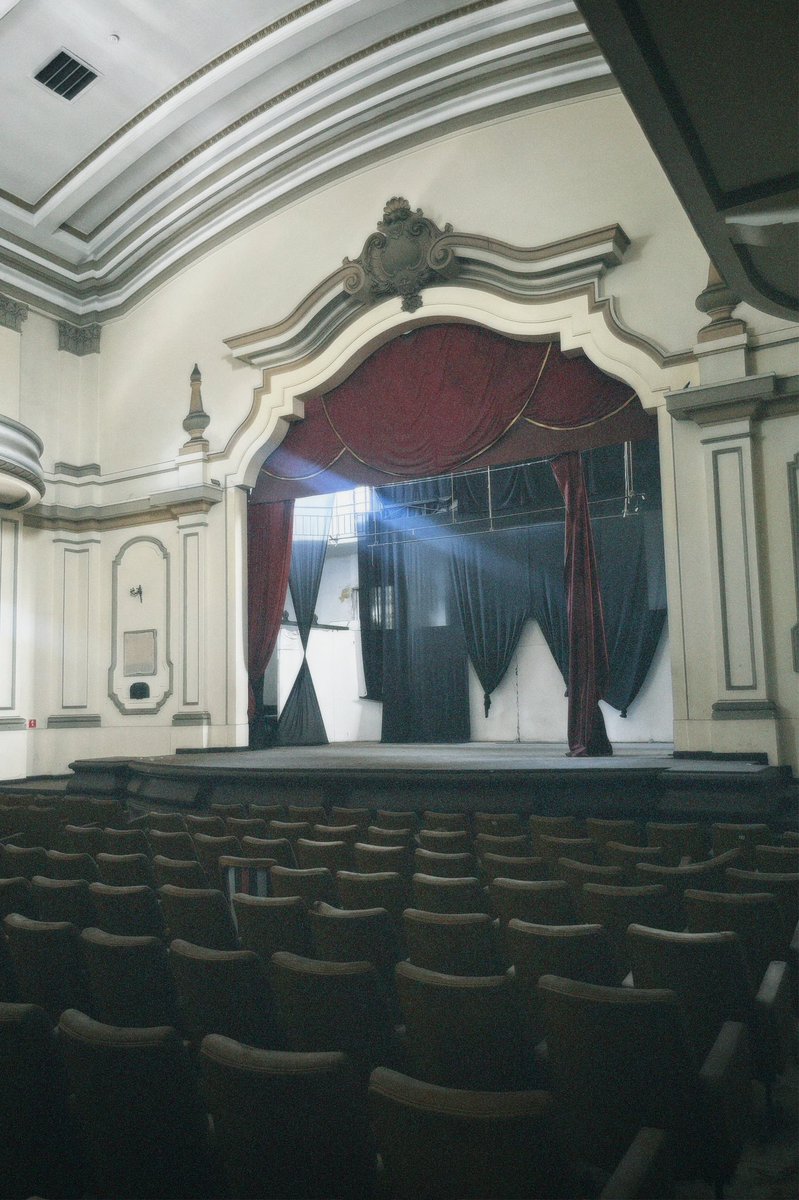 tsukiningyo's tweet photo. visita no teatro abandonado da minha faculdade https://t.co/pzvAqdGHQk