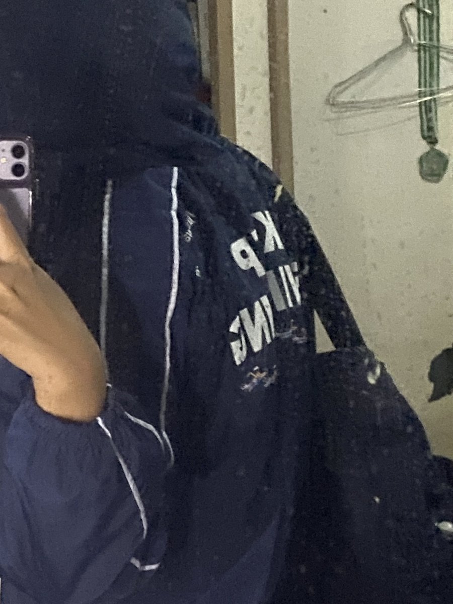 Manggomilk18_'s tweet photo. Orang di kantor said 

“Lu mau berenang?” 
“Lu atlet berenang?”
“Kok jaket lu keep swimm?” https://t.co/nNQD2zxA0v