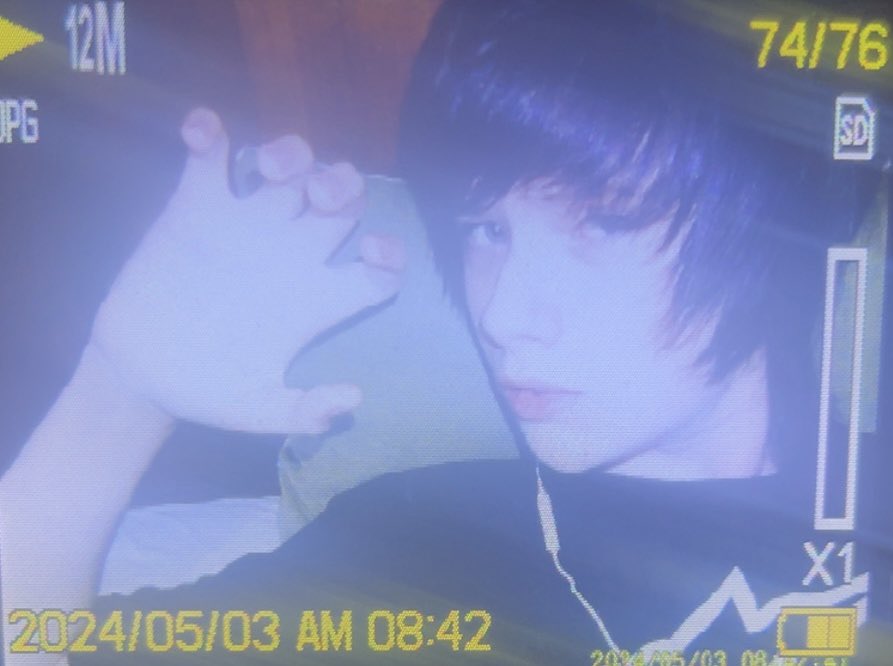asahikawaezo's tweet photo. rawr xD emo gay lime lips https://t.co/zcfw7Ni7OC