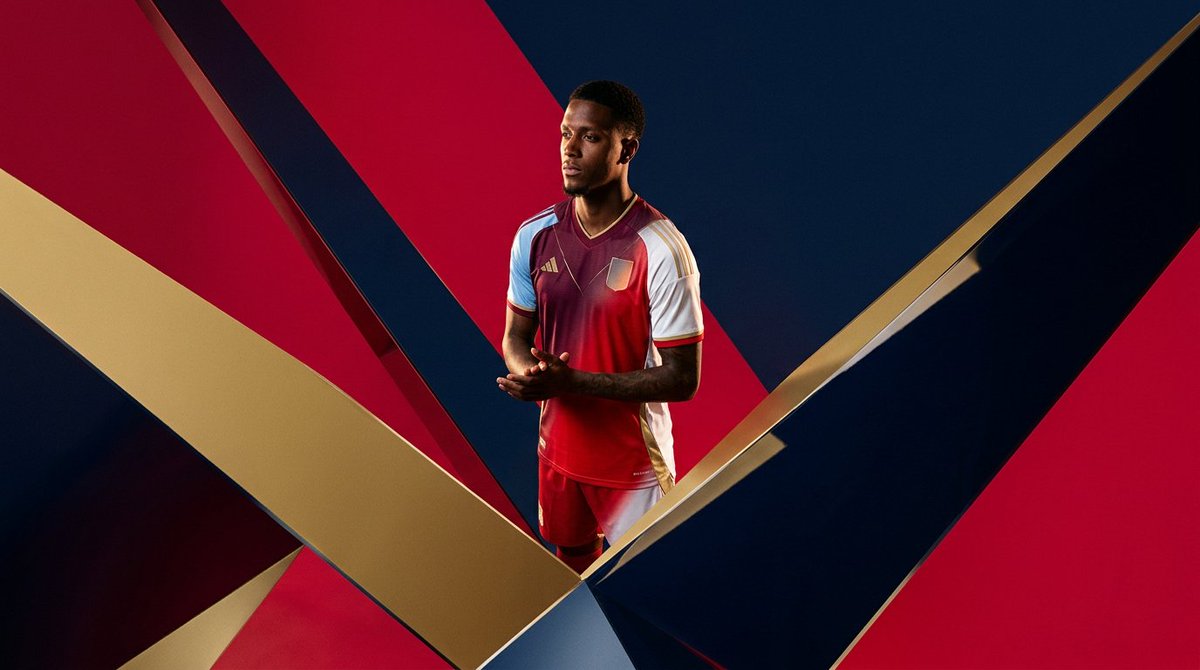 StevenJame64410's tweet photo. 🚨 BREAKING: Arsenal have reportedly reached an agreement with Aston Villa for the transfer of Ezri Konsa. The deal is valued at approximately £51m ($69M) as Mikel Arteta bolsters his backline. Huge move for the Gunners. Is he the missing piece? #AFC #AVFC #TransferNews https://t.co/QFwwAvJjrp
