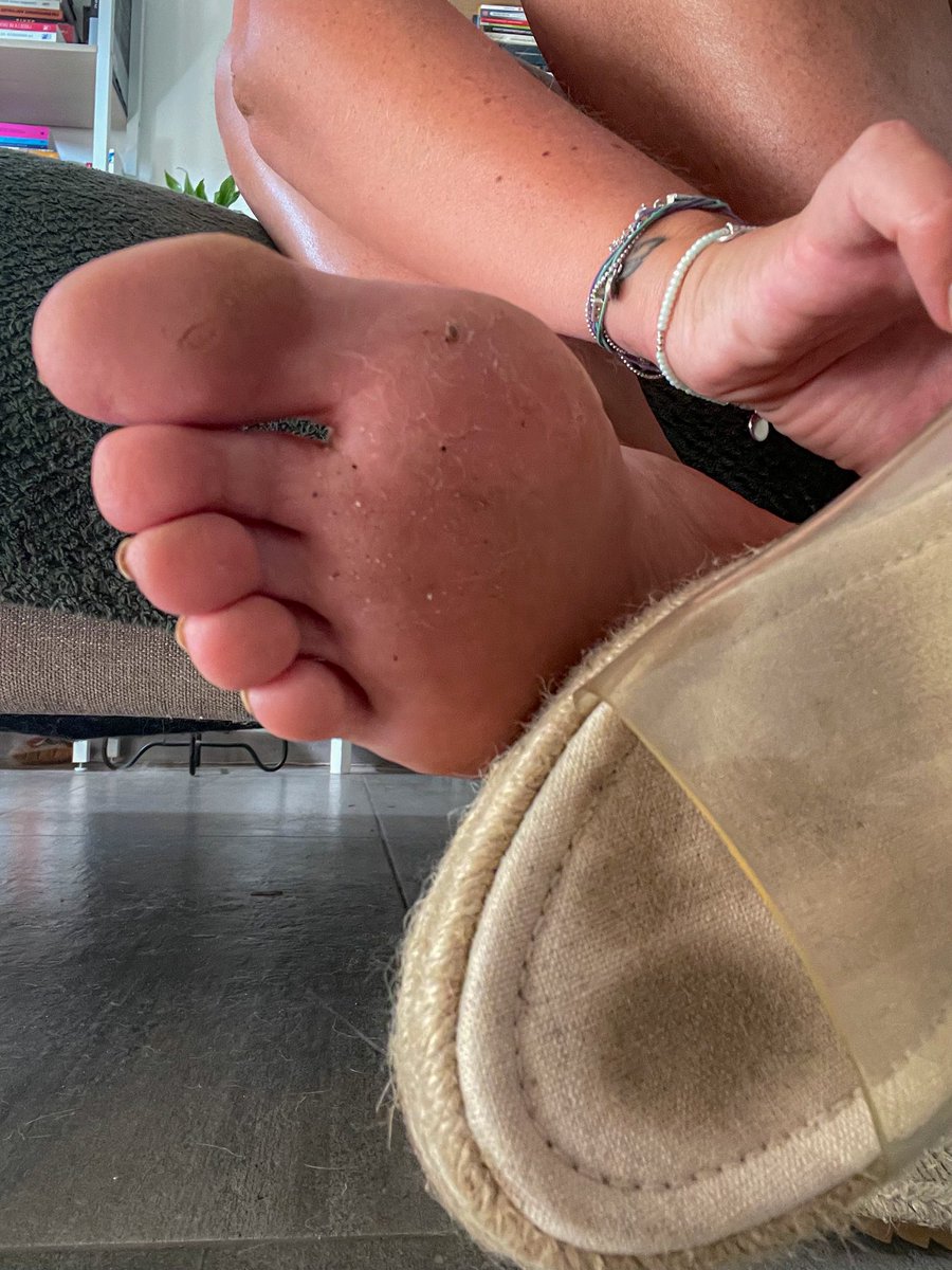 lolafeetgirl's tweet photo. Les petits lécheurs de pieds, envoyés moi un msg en DM 👅

#feet #feetfetısh #feetِ #feet_lover https://t.co/MxBWT1gUJx