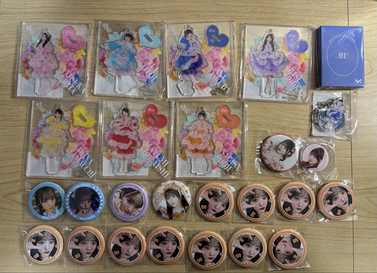 yuuki_uc220's tweet photo. きゃんちゅー　すいすて　きゅーすと
トレカ　アクスタ　缶バッジ　アクキー
グッズ整理のためお譲り先探してます

譲　写真のもの
求　買取

8/23ぴあアリ、8/25武道館での手渡し希望です
値段はALTに書きます
お気軽にお声がけください🙇
#きゅーすと買取　#すいすて買取　#きゃんちゅー買取 https://t.co/JBD0WTNtEr