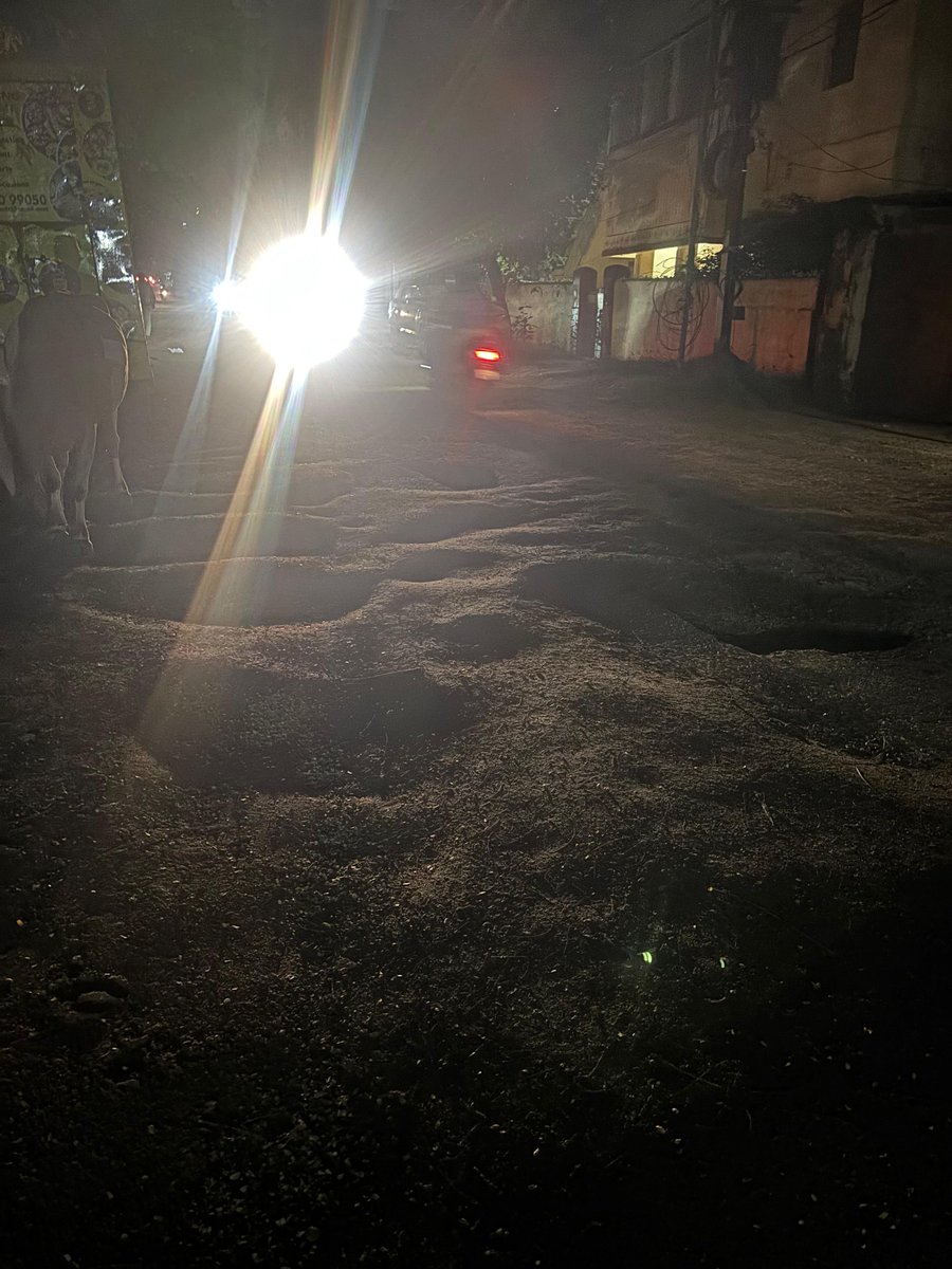 Mamtaa77's tweet photo. Saheed nagar BMC office front road and IMFApark road that usually remains dark ,now without street light and big pot holes on road,who will be respondible for unforseen incidents if happen..@bmcbbsr @BSCL_BBSR @MayorofBBSR https://t.co/YRd9LqceNU