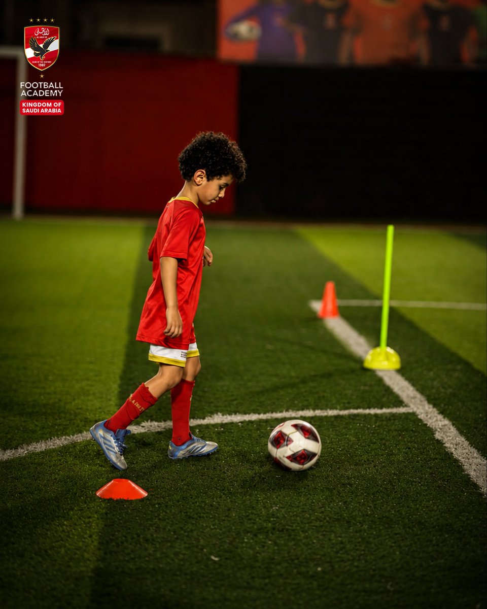 AlAhlyAcademySA's tweet photo. اجمل حاجة في كل تمرينة إنك تشوف ابنك بيتطور قدام عينيك، من مهاراته لثقته بنفسه وتفاعله مع اللي حواليه. سجل لابنك في أكاديمية النادي الأهلي بالمملكة. https://t.co/Jzr7Gjz6g4