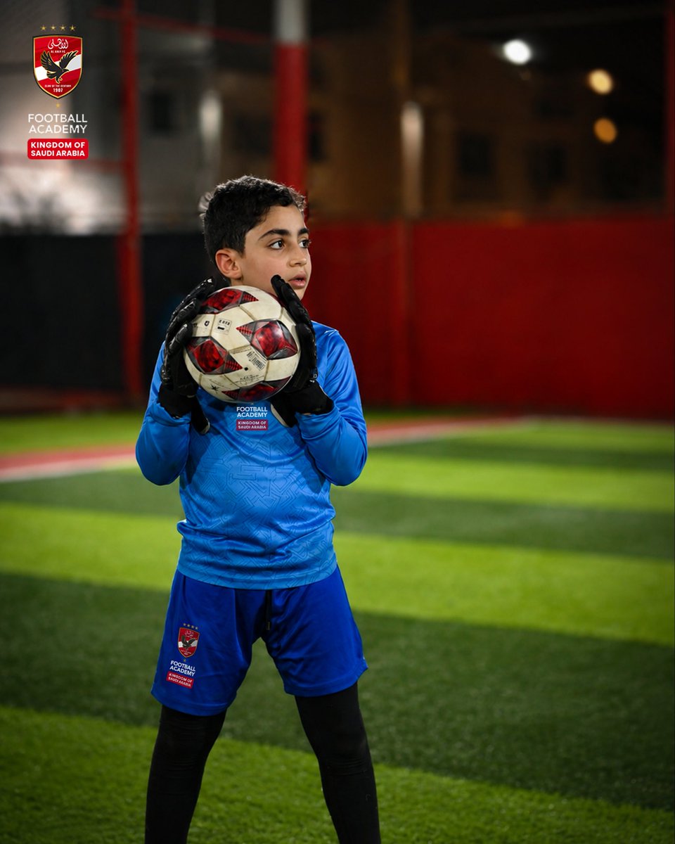 AlAhlyAcademySA's tweet photo. اجمل حاجة في كل تمرينة إنك تشوف ابنك بيتطور قدام عينيك، من مهاراته لثقته بنفسه وتفاعله مع اللي حواليه. سجل لابنك في أكاديمية النادي الأهلي بالمملكة. https://t.co/Jzr7Gjz6g4