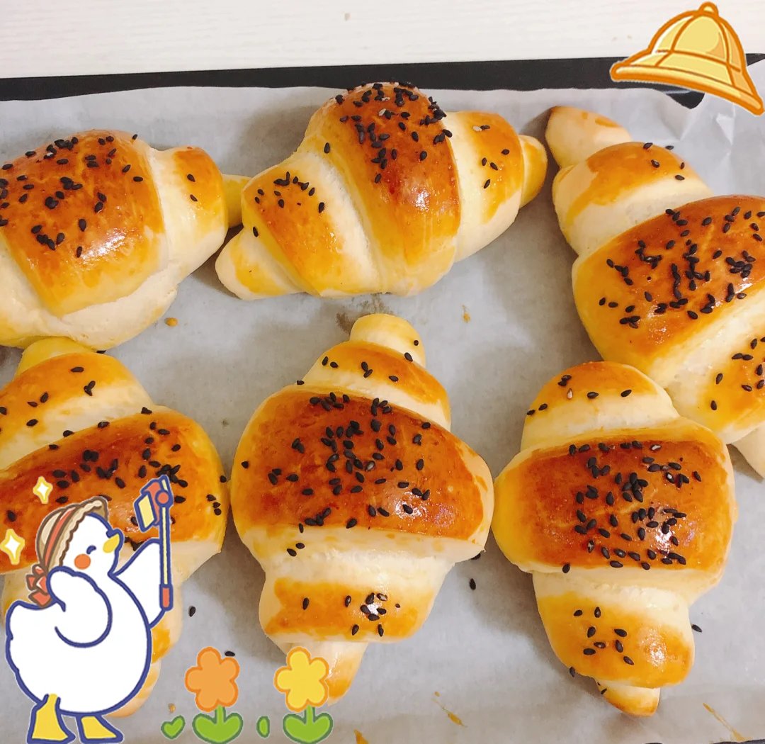 ArlaVonder4d's tweet photo. Just pulled these flaky croissants straight out of the oven—warm, buttery, and smelling like pure joy! Nothing beats the small wins of home baking on a lazy Sunday ， https://t.co/FwZdZxcu3c