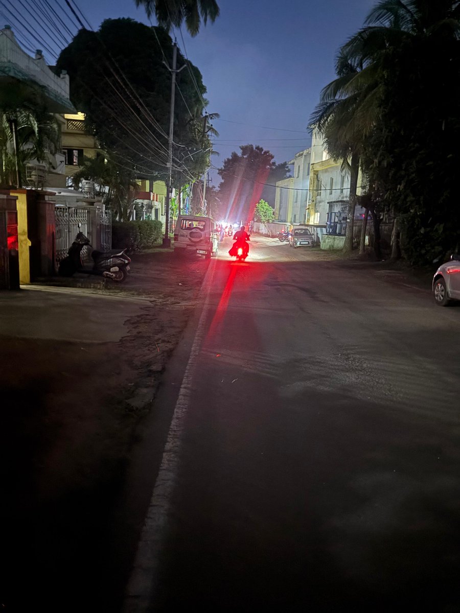 Mamtaa77's tweet photo. Saheed nagar BMC office front road and IMFApark road that usually remains dark ,now without street light and big pot holes on road,who will be respondible for unforseen incidents if happen..@bmcbbsr @BSCL_BBSR @MayorofBBSR https://t.co/YRd9LqceNU