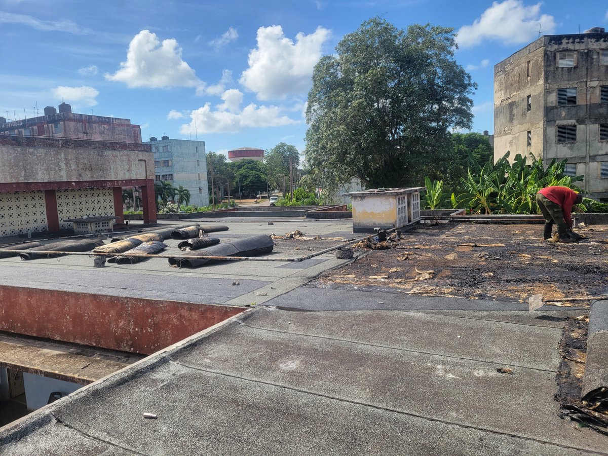 leticiax0jd's tweet photo. Se realiza mantenimiento en la cubierta del techo en el CI "Futuros Constructores", para que los niños y familias tengan un inicio del curso con buena calidad.
#EducaciónMayabeque
#CubaMINED
#LaPrimeraInfanciaImporta https://t.co/Cs4EpNzeZ0