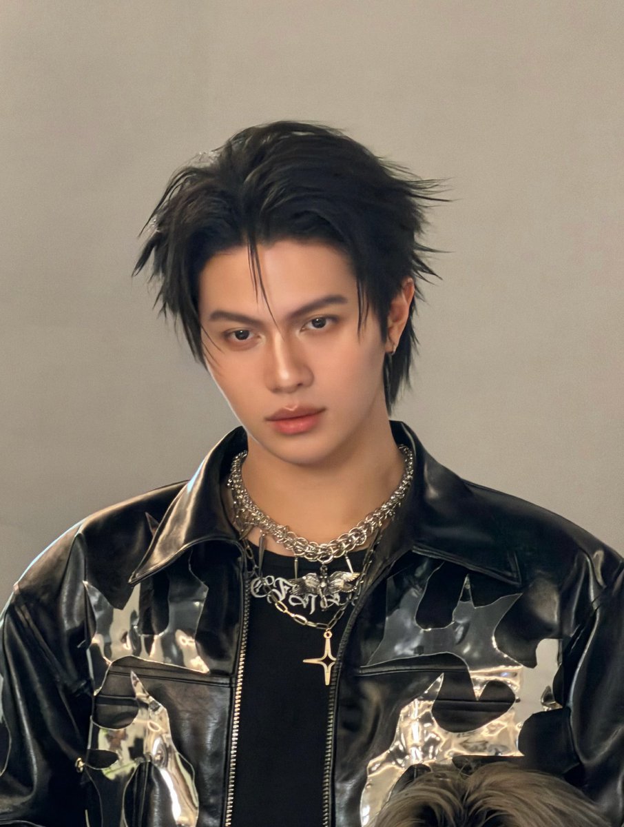 harxeuphoria's tweet photo. william for lykn reflexion photoshoot bts 🖤✨

꒰ #williamjkp ꒱ 
#LYKNReflexionConcert https://t.co/PH0if2wKf7