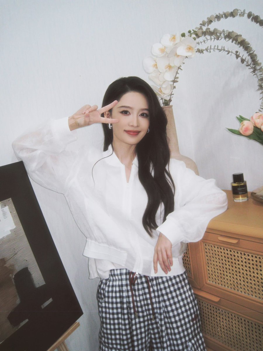 liqin_space's tweet photo. 260819 #Liqin studio

“A trace of tenderness and romantic, meeting joy and you.”

#李沁 #이심
2/2 https://t.co/5vlvYzOq7M