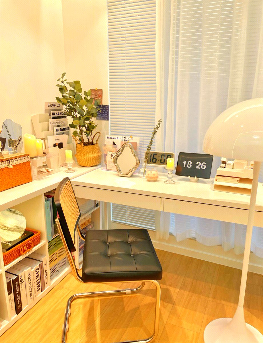 anjo122's tweet photo. A cozy morning work setup: minimal, organized, and with a warm plant to boost focus. Perfect small desk vibe for productive days! https://t.co/ZWD5hOeVcW