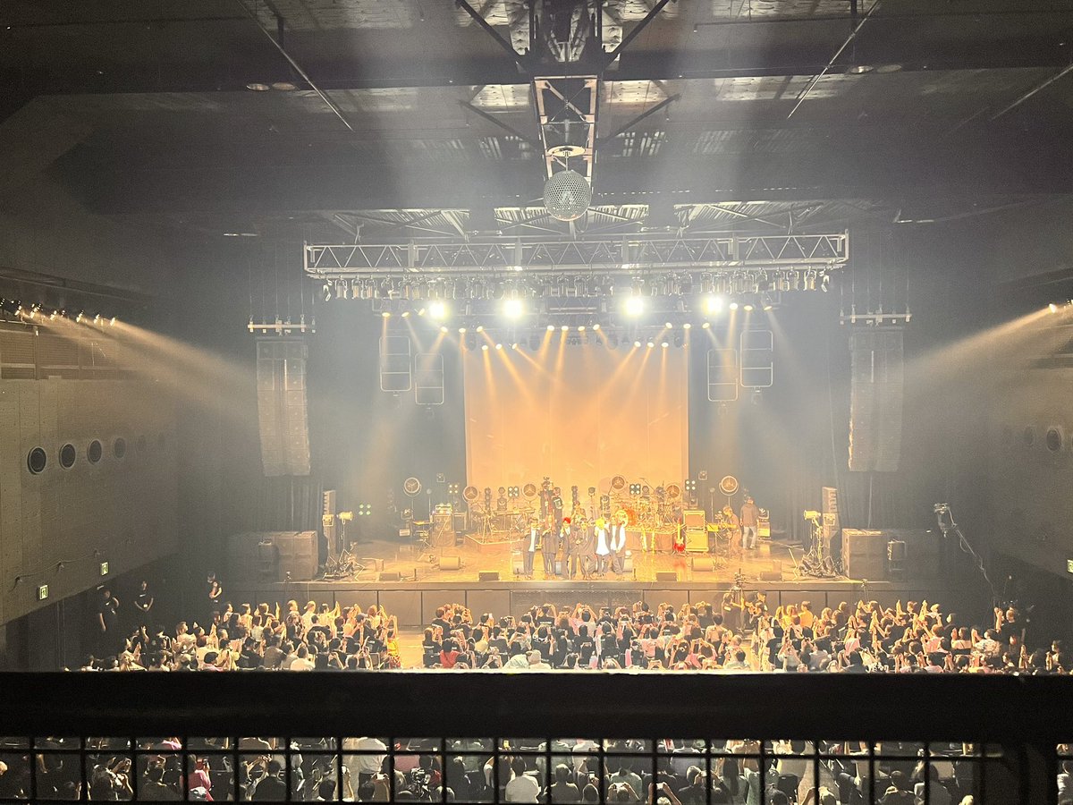YBYmn7aFERr20QC's tweet photo. ZEPP ダイバーシティ東京で行われたウルトラ寿司ふぁいやーのライブに行ってきた

素晴らしいグルーブだったなぁ

タイトなリズム隊
テクニカルなギター
センスのあるキーボード
献身的なマジくんのアレコレ
エモいボーカル

ステージからなんとかしてお客様を楽しませようとするホスピタリティは秀逸だった

秋口から年末にかけてまたライブツアーに廻るようだ
お近くの街に彼らが行った時には是非、ノリの良い楽しいライブの空気を浴びてきて欲しい

#ウルトラ寿司ふぁいやー