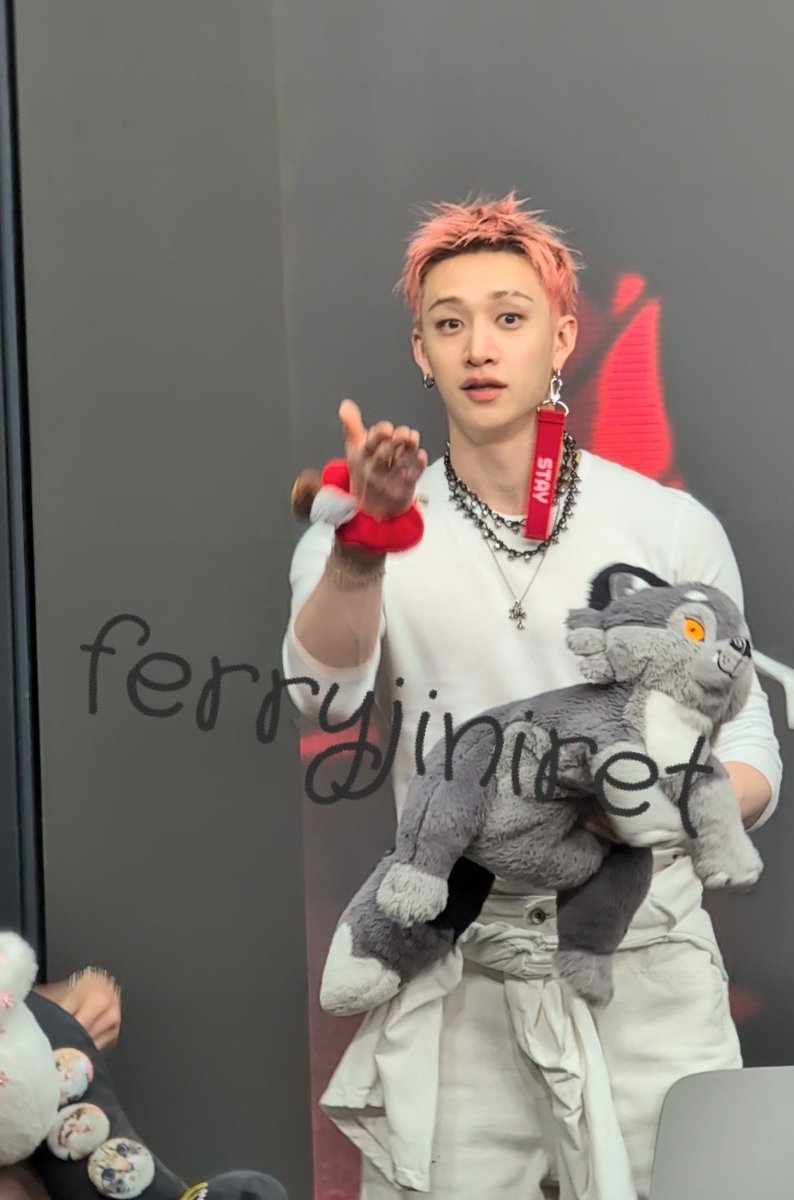 ferryjiniret's tweet photo. Chris with my wolf ❤️ 
260820 Makestar https://t.co/keaLff3ZZ9