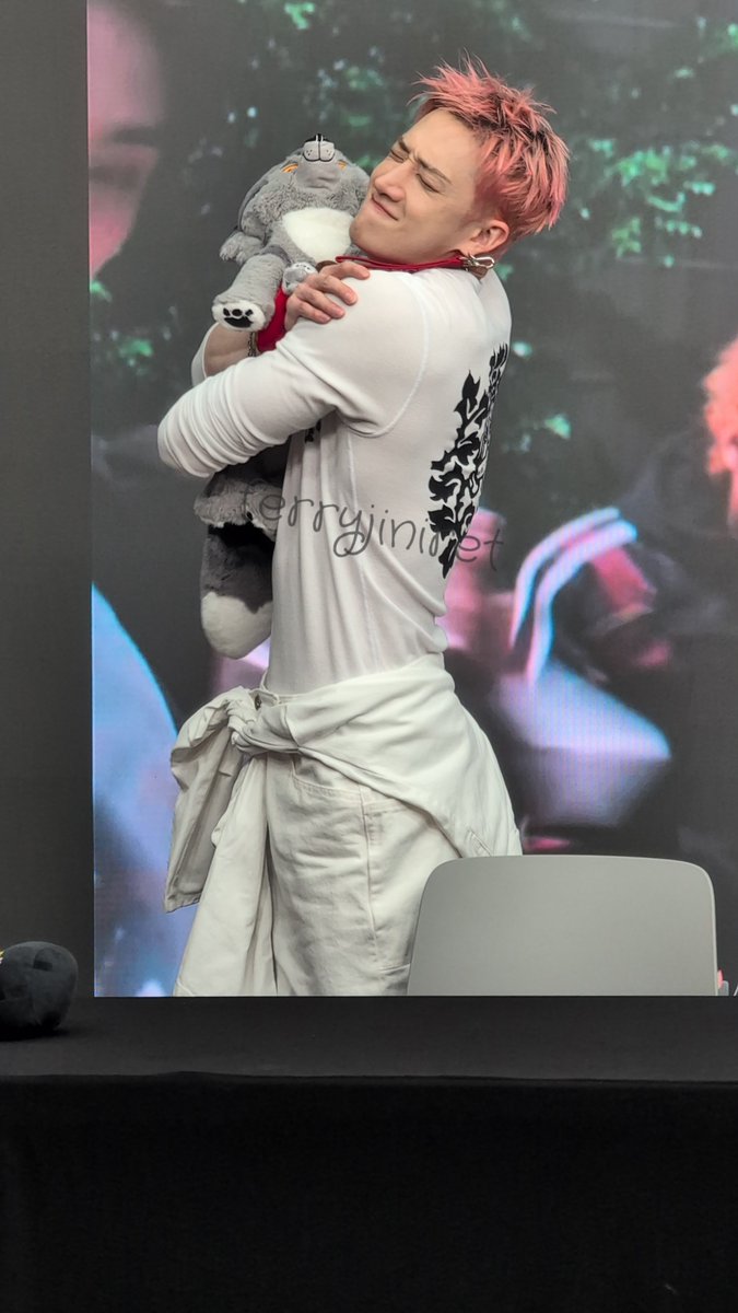 ferryjiniret's tweet photo. Chris with my wolf ❤️ 
260820 Makestar https://t.co/keaLff3ZZ9