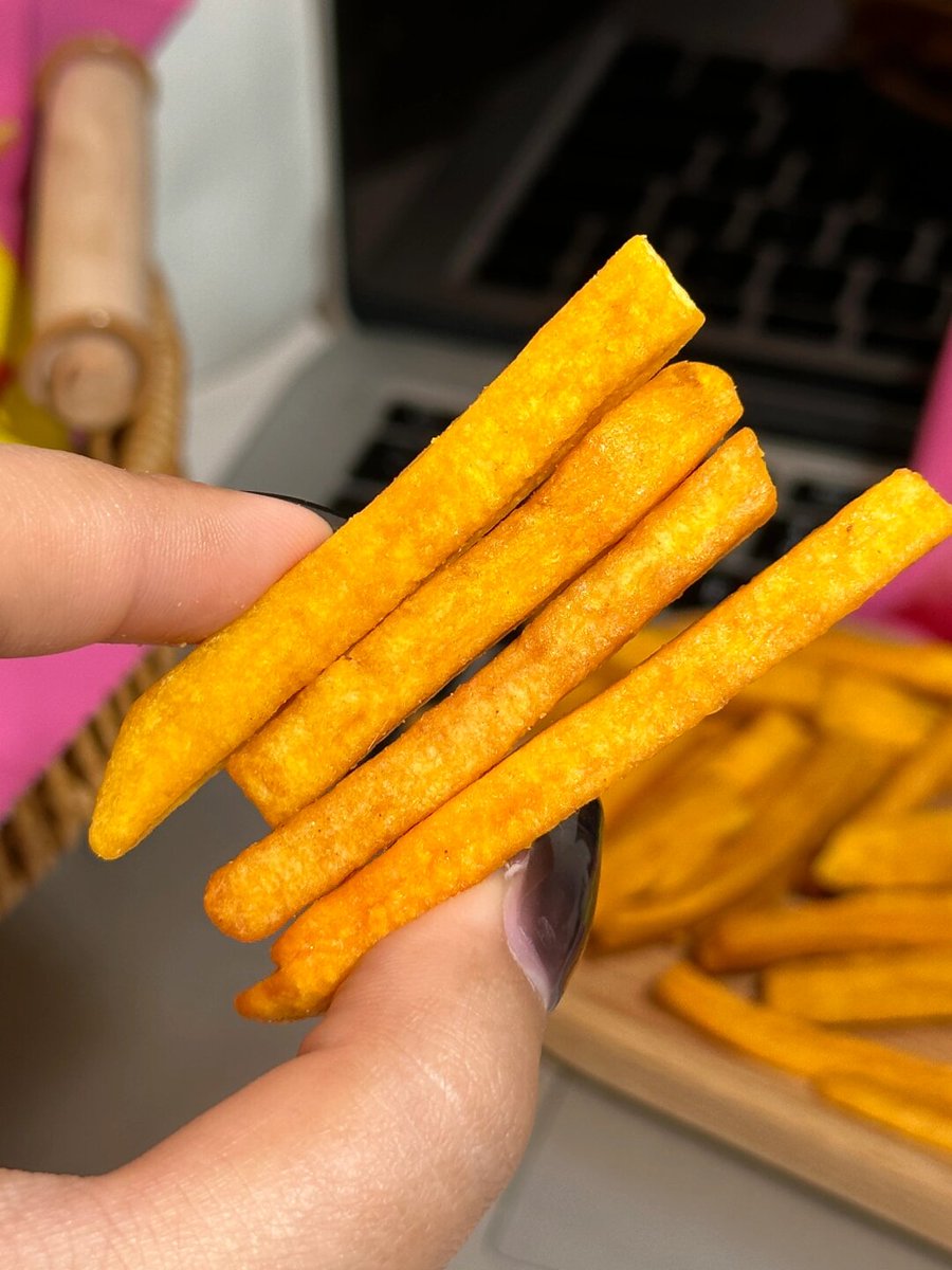 shiromwangi's tweet photo. Just stole a bite of my boyfriend’s fries, he rolled his eyes but handed me the whole container anyway https://t.co/Y29vGrRdNL