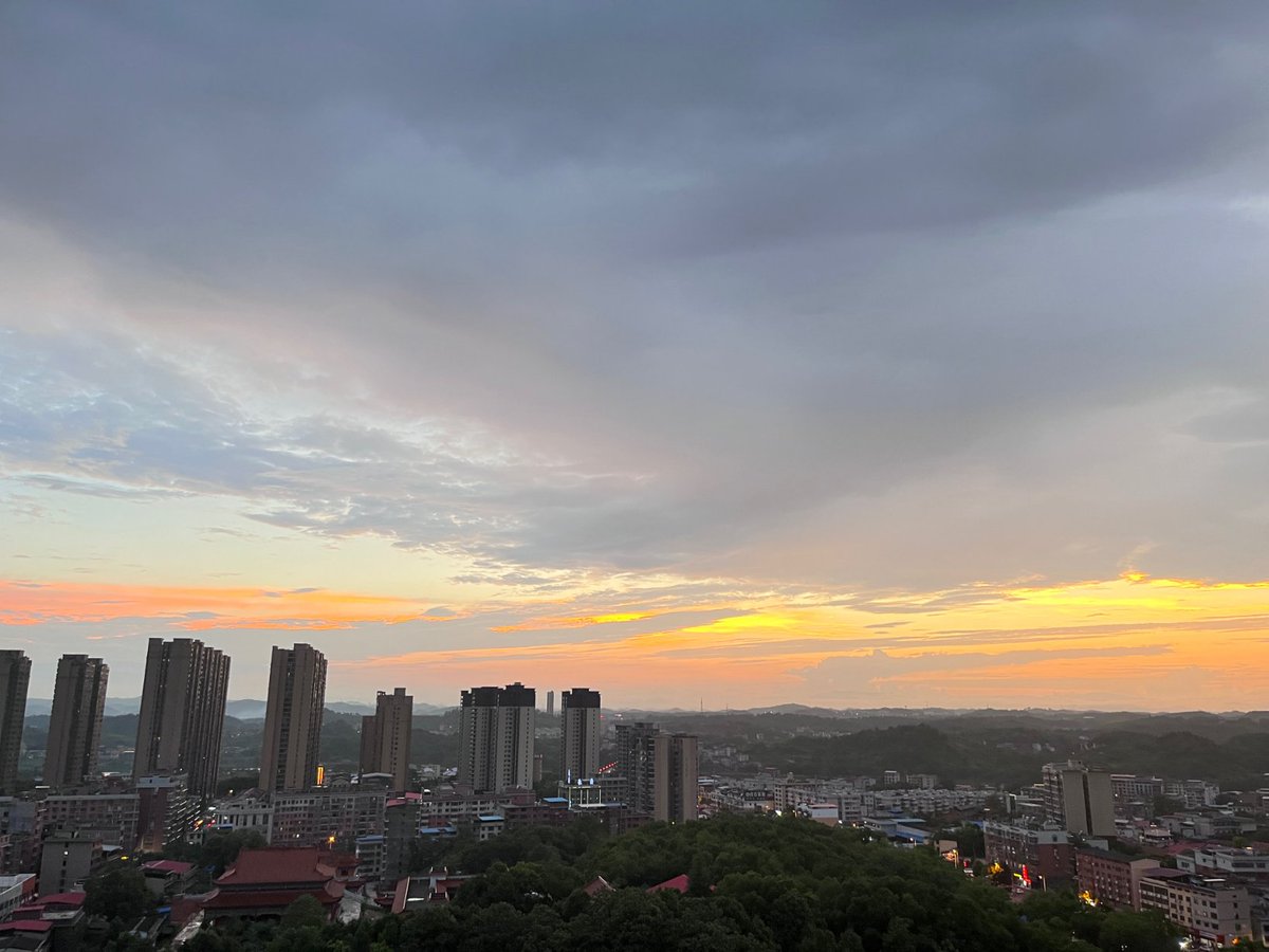 vicki_irvin's tweet photo. [ Today’s small ritual: lighting a cup of warm tea as the sun sets. Sending soft vibes to everyone taking a quiet moment today.  ]， https://t.co/iMfUm1njqW