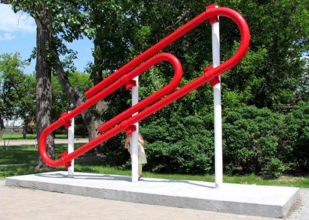 aisarcore's tweet photo. An unemployed 26 year old with no job traded a red paperclip for a house. He never spent a dollar.

– Kyle MacDonald was 26, living in Montreal, unemployed, and tired of paying rent when he decided in July 2005 to try trading his way up to a house instead of job hunting.

– Inspired by the childhood game "Bigger, Better,"

– He posted a photo of a single red paperclip on his blog and on Craigslist's barter section, asking if anyone wanted to trade for something bigger or better.

– On July 14, 2005, two women in Vancouver traded him a fish-shaped pen for it.

– He traded that pen, the same day, for a hand-sculpted doorknob from a potter in Seattle.

– The doorknob became a camp stove in Massachusetts. The camp stove became a generator, traded from a U.S. Marine sergeant in California.

– The generator became an "instant party kit" (an empty keg plus a lit-up Budweiser sign) from someone in Queens, New York.

– The chain kept climbing: a snowmobile, a trip to Yahk, British Columbia, a moving truck, a recording contract, a year's rent in Phoenix, an afternoon with rock musician Alice Cooper, a KISS motorized snow globe.

– Actor Corbin Bernsen, a serious snow globe collector traded him a role in an upcoming film for that KISS snow globe.

– The town of Kipling, Saskatchewan (population roughly 1,100) then offered MacDonald a two-story farmhouse in exchange for the movie role, partly as a publicity stunt for the town itself.

– He and his girlfriend flew out, got the keys, and the town held a local competition to fill the movie role.

– Fourteen trades total, completed almost exactly one year after the first post, ending with a real house.

– MacDonald later donated the house to the town of Kipling, which still displays it alongside a giant red paperclip sculpture as a tourist attraction, and he wrote a book about the whole thing, published in 14 languages.

He started with a two-cent paperclip and a blog post, made fourteen trades with total strangers over one year, and ended up owning an actual house that a small Canadian town still treats as a landmark.