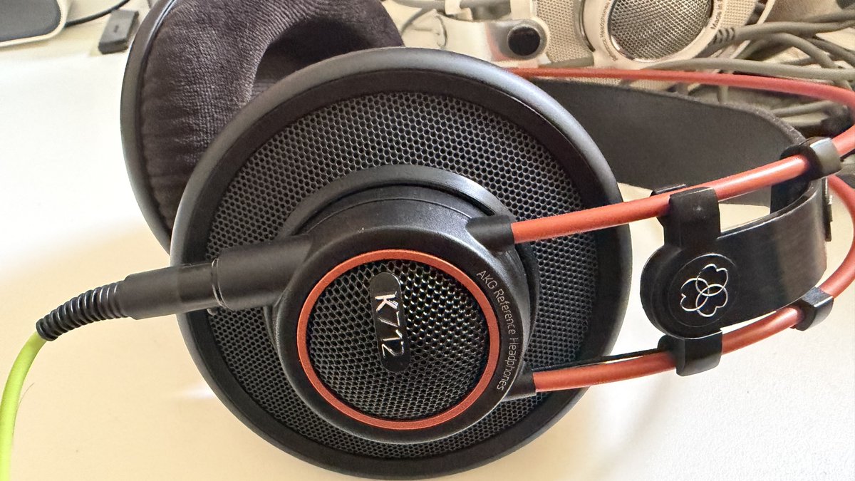 NoRi_GTI's tweet photo. AKG K712 Proの修理完了!
スライダーゴムの交換時に固定用のピンを壊したので新たに作成!台座はそのまま使ったから見える場所はわからないようになってる。
配線切ったりして半田付けしたら熱で一部溶けたりしたけど・・・まあぱっと見わからないし機能に関係ないから妥協します。
#K712PRO https://t.co/3czxScjbji