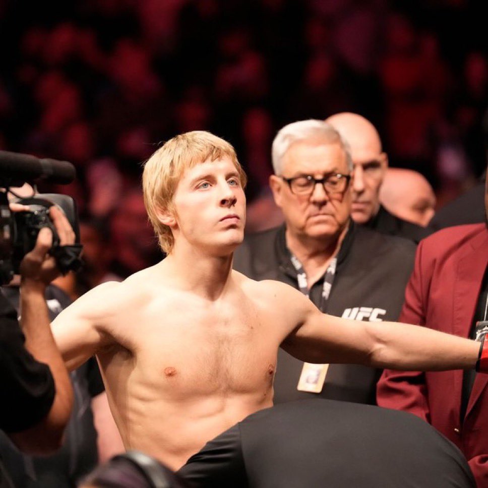 FightNightTR's tweet photo. 🥊 Paddy Pimblett, saçlarını neden ördürmeye başladığını açıkladı:

“Jared Gordon maçından sonra, yumruk yediğimde saçlarımın geriye savrulmasının görüntüyü daha kötü gösterdiğini fark ettim. O maçtan sonra saçımı ördürmeye karar verdim ve işe yaradı.” https://t.co/ftmlPFTrfS