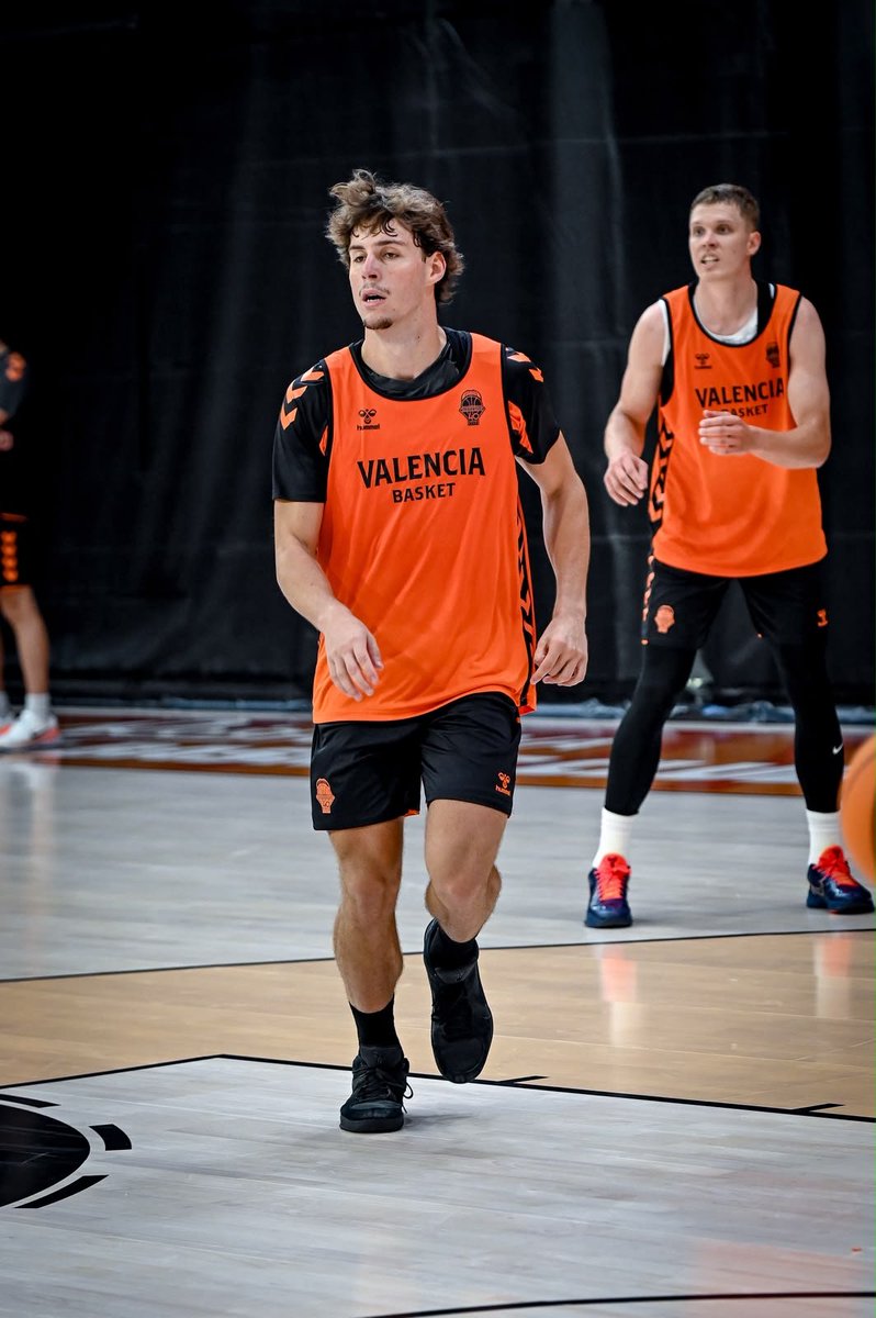 GIGANTESbasket's tweet photo. 🆕🍊 El primer día en la oficia de las nuevas caras de @valenciabasket

📸 @rociojorda https://t.co/rjeVGPXoNv