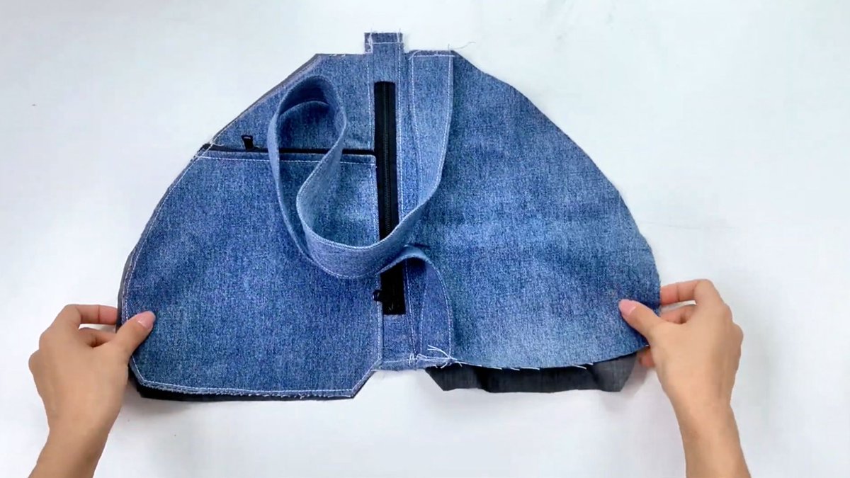 Kamil38978131's tweet photo. Turn old denim jeans into a chic crossbody bag in 10 mins! No sewing needed, just scissors u0026 glue. Thrift waste → daily gem https://t.co/VjXeA0CUdt