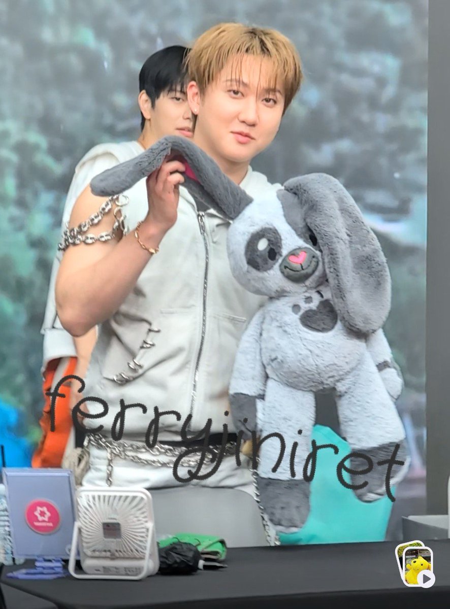 ferryjiniret's tweet photo. Changbin with my bunny ❤️ in a chokehold ❤️ 

260820 Makestar https://t.co/5Ru10Z0HPg