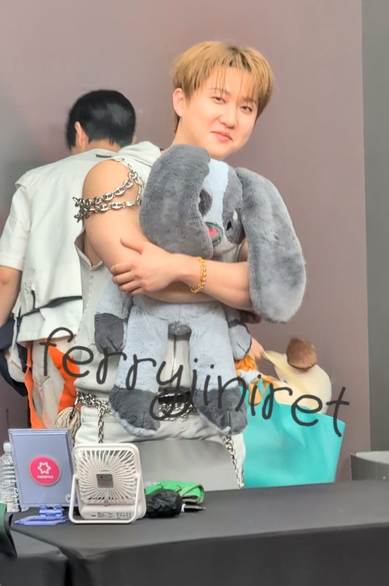 ferryjiniret's tweet photo. Changbin with my bunny ❤️ in a chokehold ❤️ 

260820 Makestar https://t.co/5Ru10Z0HPg