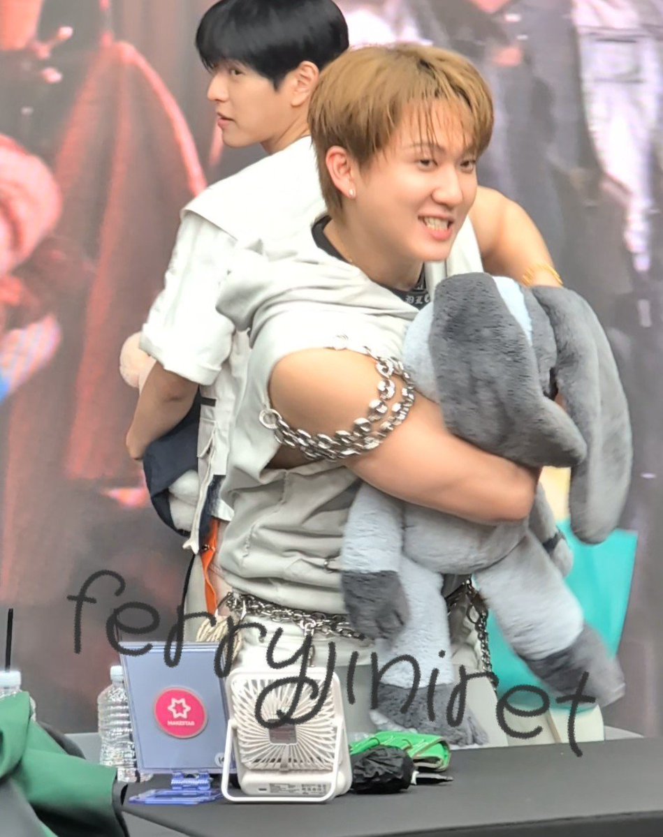 ferryjiniret's tweet photo. Changbin with my bunny ❤️ in a chokehold ❤️ 

260820 Makestar https://t.co/5Ru10Z0HPg