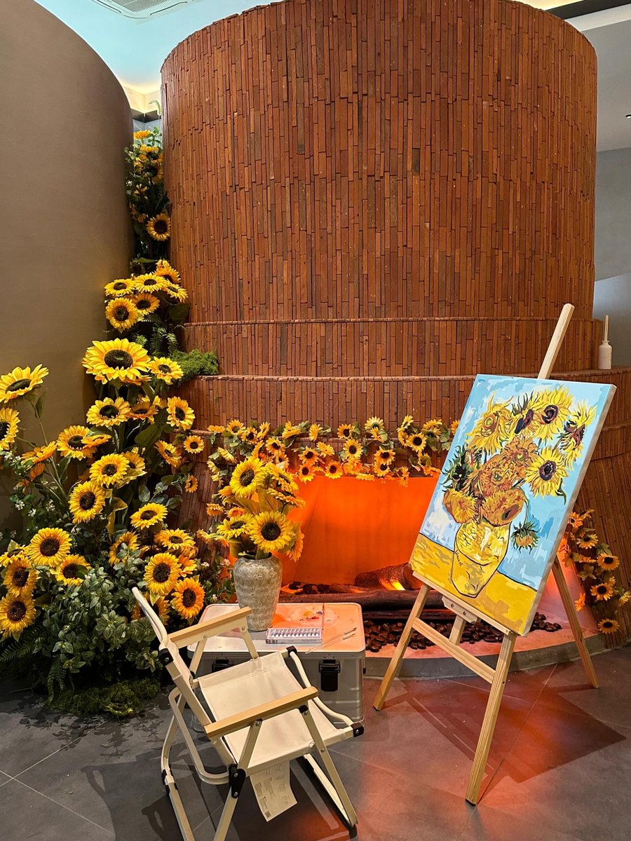 MosleyFanta's tweet photo. Today’s art stop: a tiny pop-up gallery in a sunlit alley, where brushstrokes tell quiet stories. Stopped by, stayed 10 mins longer than planned, left with a heart full of color. #ArtIsEverywhere， https://t.co/76lN5nJ96F