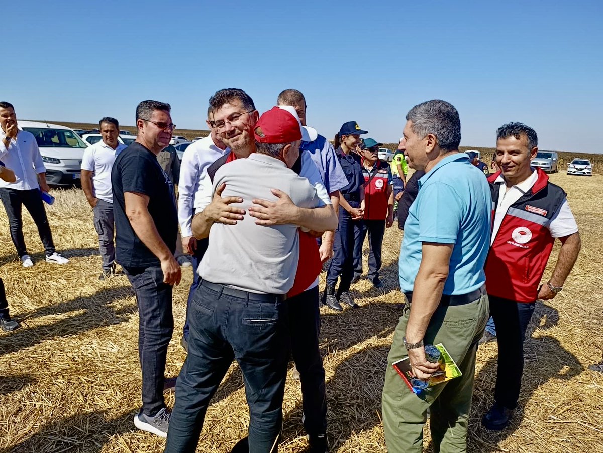 mehmetaksoy1972's tweet photo. Tekirdağ/Muratlı

Trakya bölgemiz AYÇİÇEĞİ tohum üretiminde dünyaya YÖN veriyor..

Muratlı ilçemizin İnanlı Mahallesi’nde “Ayçiçeği Tarla Günü” etkinliği düzenledik.

Tarla günümüzde üreticilerimize farklı ayçiçeği çeşitlerinin tarla koşullarındaki gelişimleri hakkında bilgi verdik.

Üreticilerimiz çeşitleri yerinde inceleme ve değerlendirme fırsatı buldu..

Demonstrasyon çalışmamızın üreticilerimize faydalı olmasını diliyorum.

Bizim için SAHA..

En güzel EĞİTİM alanı..