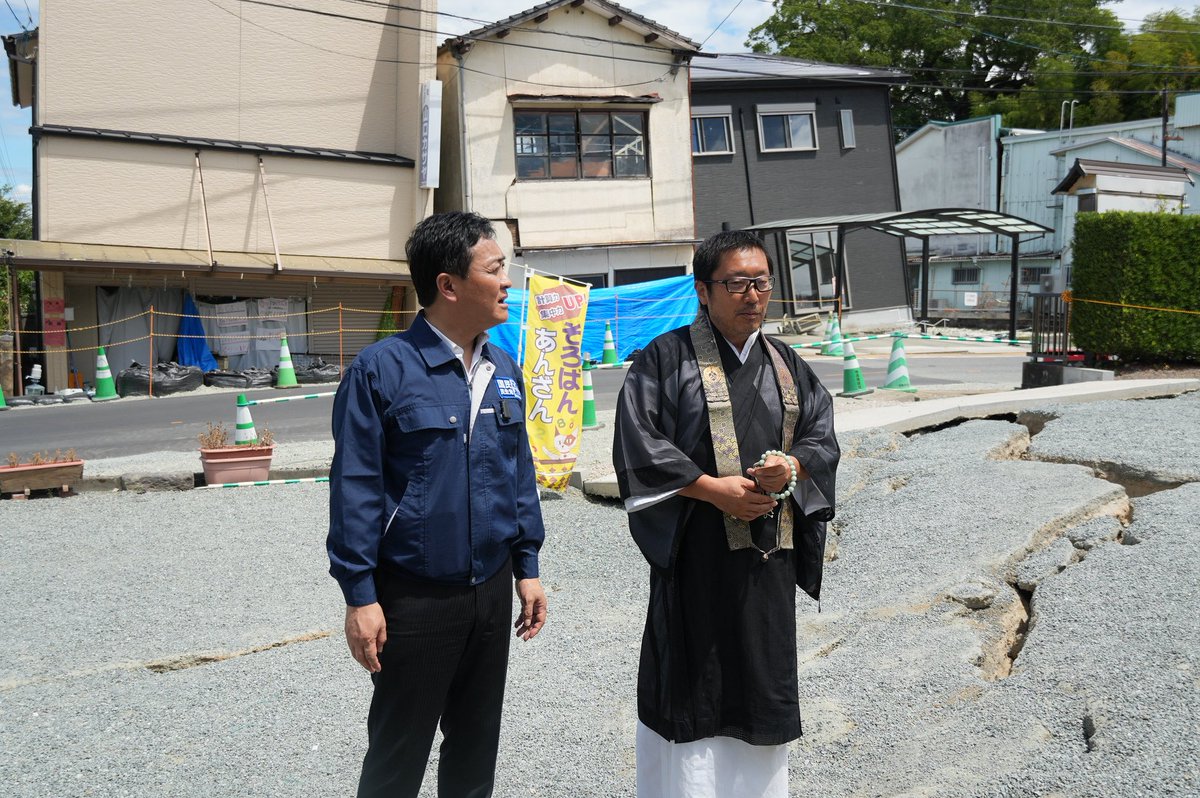 tamakiyuichiro's tweet photo. イオンモール熊本のガス爆発の被害は予想を超えるものでした。亡くなられた方を悼み、献花台に捧げさせていただきました。

発災から3週間経った被災地をまわって思ったのは、これからは「心のケア」が特に重要だということです。みんなストレスを感じています。その意味でも、地域の皆さんの拠り所になっている神社や仏閣の復旧の急がれます。

今日は、八代市の「妙見宮」と宇城市の「延福寺」の被災現場にも参りましたが、自らも大きく被災しているにも関わらず、地域の皆さんの拠り所になっていました。頭が下がる思いです。県や市とも協力して、早期の復旧に最大限協力できればと思います。

それと、もう一つの大きな課題は、「なりわいの再生」です。被災したお菓子屋さんからも話を伺いましたが、事業再開の目処が立たず先が見えないと不安を吐露されておられました。グループ補助金などの支援制度はあるものの、なかなか要件があてはまらず使えない。販路の確保など事業再建に向けた支援をお願いされました。関係省庁とも連携をとって検討します。

来月からは学校が始まりますが、鉄道が動いておらず、学生からは通学の不安も聞きました。また、文化財を担当する職員が足らず、歴史的価値のある家屋などが放置されているので、学芸員など専門知識を持った職員の他の自治体からの派遣要請もいただきました。

被災地熊本では、まだまだ暑い日が続いています。そんな中、地域の人たちが支え合って懸命に立ちあがろうとする姿に心を打たれました。あまり軽々しく使いたくはないのですが、やはり、人と人との「絆（きずな）」が災害対応において何より大切なのだと痛感しました。

明日は宇城市に長友しんじ議員が入ります。
引き続き、党をあげて被災地に寄り添って参ります。